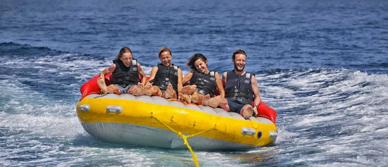Fous rires sur la bouée tractée jaune entre Cannes et Mandelieu