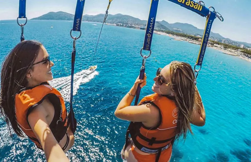 Vol en parachute ascensionnel biplace au-dessus de l’eau turquoise de la baie de Cannes et de Mandelieu