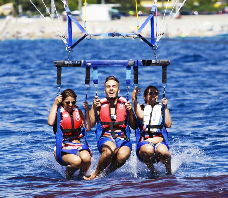 Vol en parachute ascensionnel trio au-dessus de la baie de Cannes face aux îles de Lérins