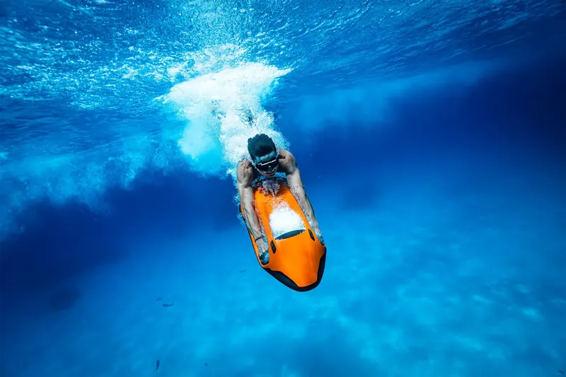 Seabob filant sous la surface dans l’eau cristalline près des îles de Lérins