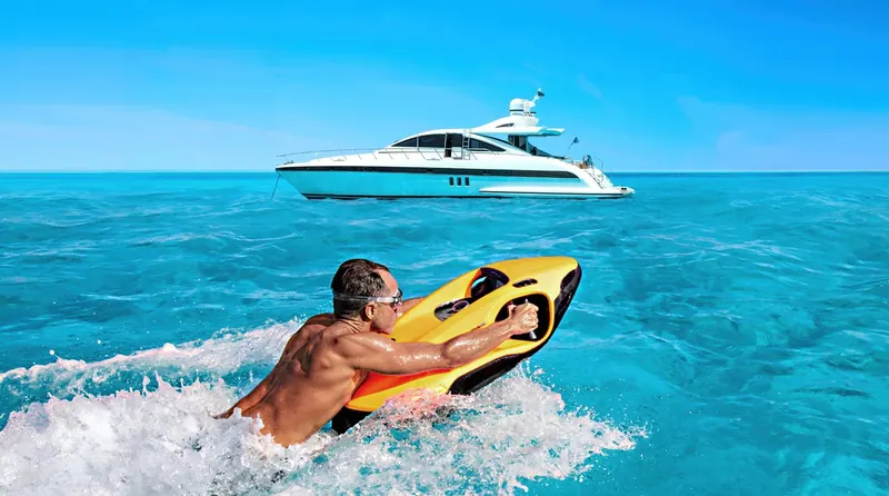 Seabob glissant en surface dans la baie de Cannes avec un yacht en arrière-plan