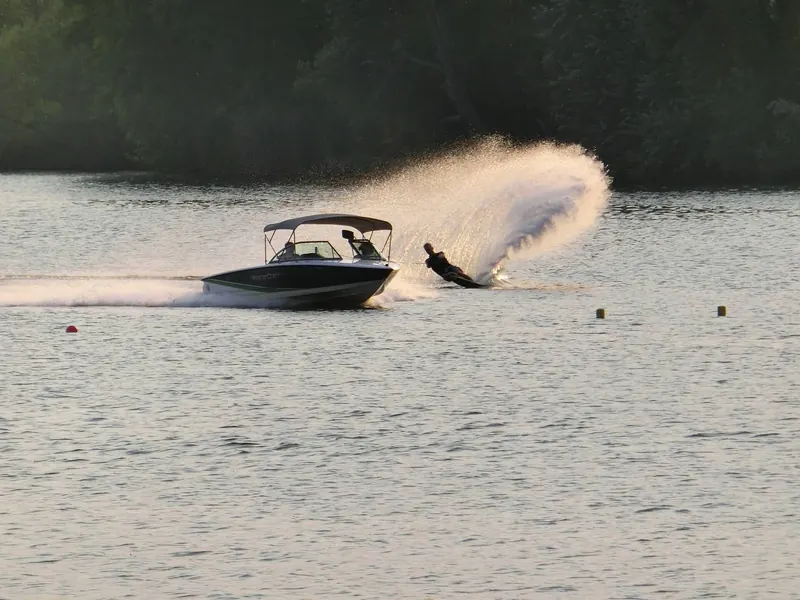 Skieuse nautique derrière le bateau Correct Craft dans la baie de Cannes