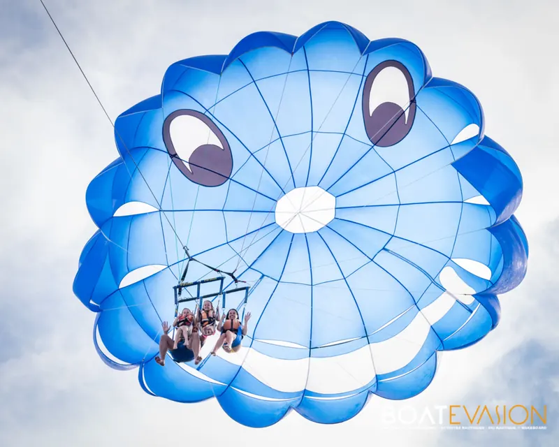 Vol en parachute ascensionnel à quatre au-dessus de la baie de Cannes, voile vue d’en dessous