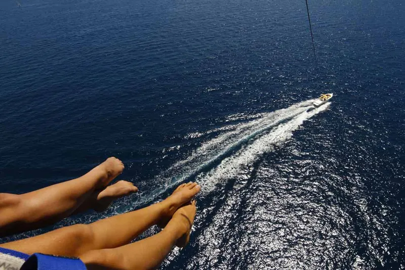 Pieds dans le vide au-dessus de la baie de Cannes pendant un vol en parachute ascensionnel