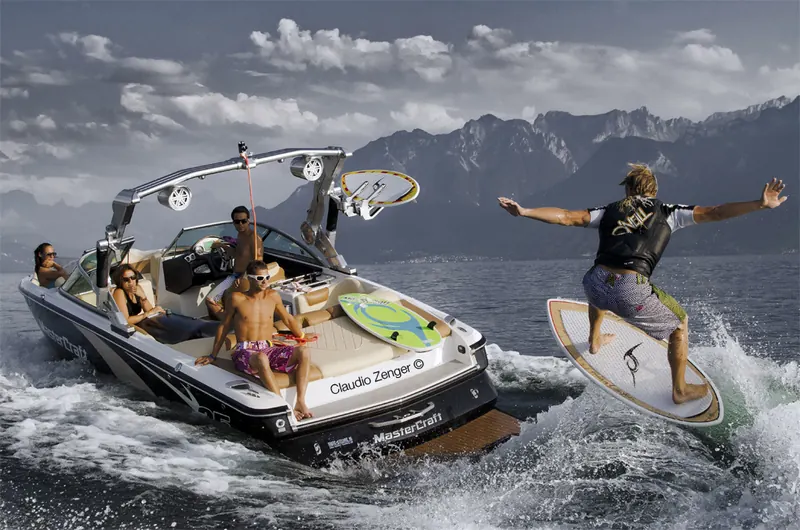 Wakesurfeur surfant la vague du bateau sans corde dans la baie de Cannes